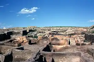 Image 7Excavated foundations of Çatalhöyük, Turkey. An Anatolian town dated to 7000 BCE. (from History of cities)