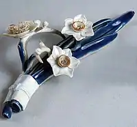 Brush rest in the shape of a narcissus spray, with overglaze enamels, before 1827