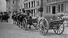 A photo showing the transport of a Cannone da 75/27 mod. 12