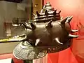 Helmet in the shape of a conch shell