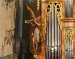 Trumpeting angel to the left