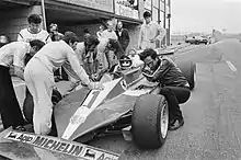 Forghieri (kneeling, right) with driver Carlos Reutemann testing the Ferrari 312 T3 at Zandvoort in 1978