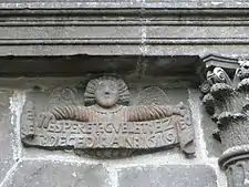The second angel holds a banner reading "Fol est son esprit s'il ne prend garde de voir qu'il faut mourir, an 1619" or "Foolish is he who does not know that he must die".