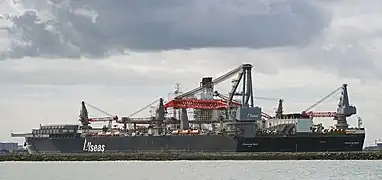 The 5,000&nbsp;t (5,500-short-ton) Huisman crane is mounted in a tub on the port side of the stern (Aug 2020)