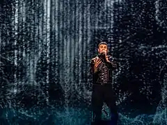 Paul Rey singing