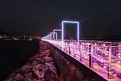 2021年年初設置在屯門碼頭海濱長廊「幻愛橋」的節日裝飾,雖然被《幻愛》導演周冠威批評觀感不好,但成為市民拍攝熱點